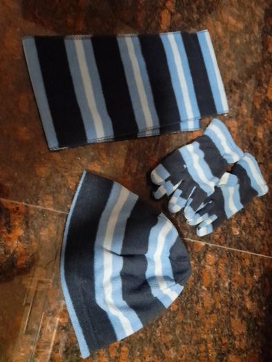 Childs hat, scarf and glove set