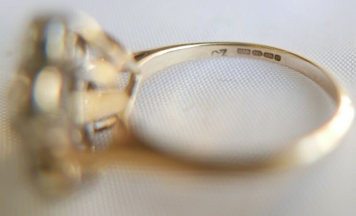 Vintage 9Ct Solid Gold 375 Beautiful Cubic Zirconia Ring 3,99g