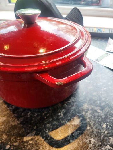 Cast iron pot