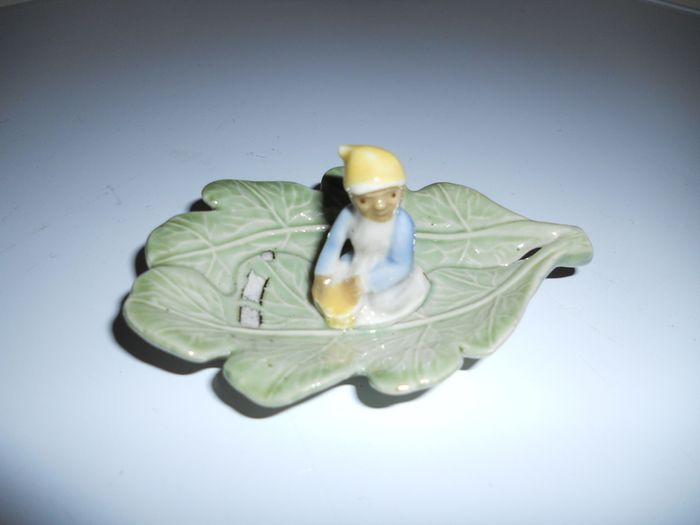 Vintage Irish Souviner By "Shamrock Pottery" (2.5"h x 4"L..approx)