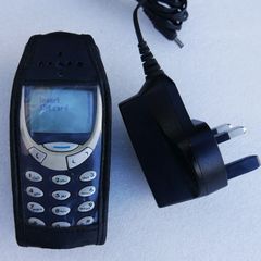 Nokia 3310 mobile phone with charger