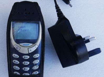 Nokia 3310 mobile phone with charger