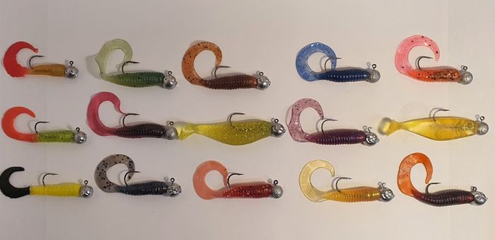 No#8 - New - Set of 15pcs mix colour Mini soft lures 4,5-5cm on jig heads No 1 and 1/0 and 4-5g - Pike Perch Trout Salmon Bass Cod Pollock