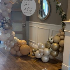 balloon arch and easel