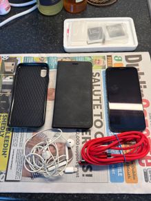 Iphone X 64GB with 2 cases, headphones and charging cable