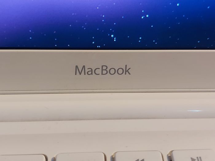 Vintage Apple MacBOOK, account password locked, in excellent cosmetic condition, excellent Battery