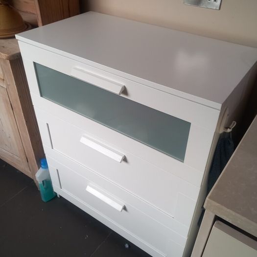 chest of drawers