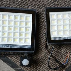 2x sensor lights