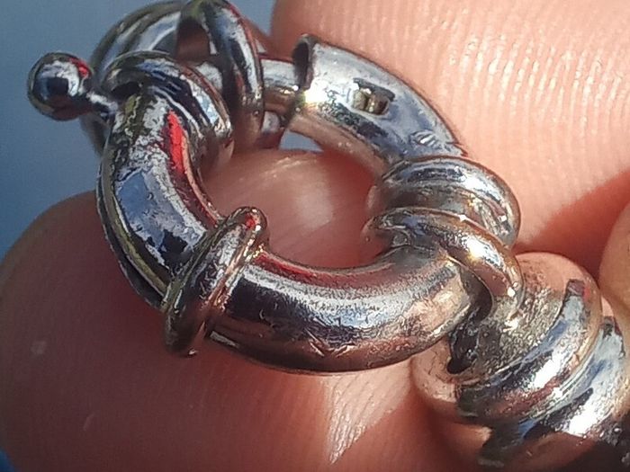 Vintage jewelry is sold individually for 5 to 10 euros