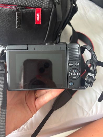Canon Eos M100, bag and tripod