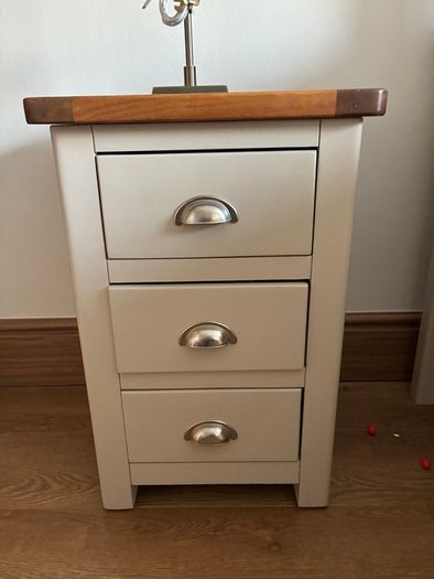 King bed, matching lockers and chest of drawers