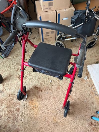 Drive DeVilbiss 4-Wheel Rollator Walker with Seat & Storage