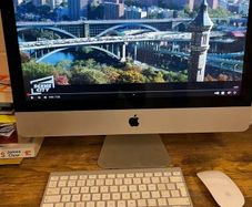 Apple iMac 21.5 inch Mid-2010 + Magic Keyboard + Magic Mouse