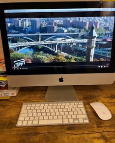 Apple iMac 21.5 inch Mid-2010 + Magic Keyboard + Magic Mouse