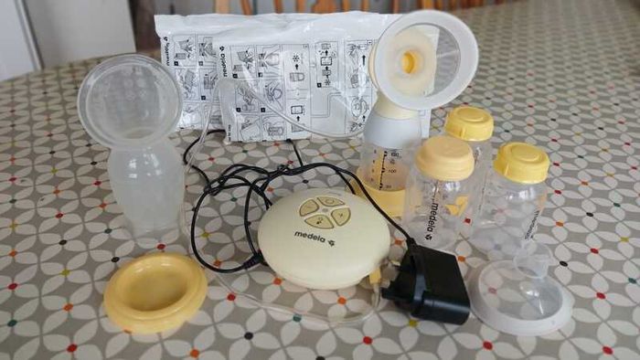 Medela Breast Pump + Haakaa + Freezer Bags
