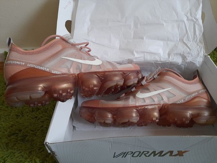 Nike Air VaporMax 2019 Rose Gold (Women's) UK-7.5/EUR-42 AR6632-601 Rose Gold/Moon Particle-Summit White-2019