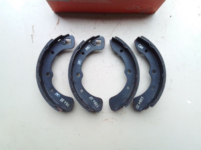 Daihatsu Charade Brake Shoes.