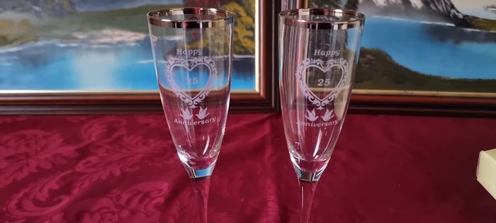 New In Box And Never Used Pair Of Duiske Glass 25th Anniversary Silver Band Flutes