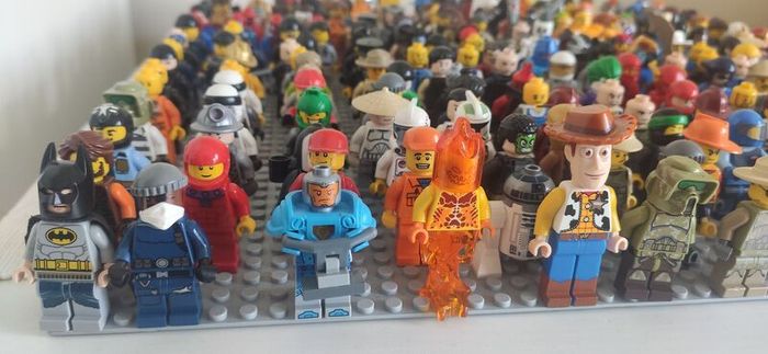 LEGO Collection (2011-2018) Mixed Figures & Bricks, Blue Ninjago NRG Zane figure with his spinner.
