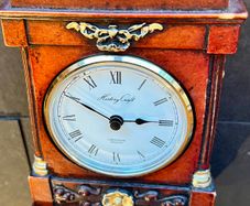 Mantelpiece clock