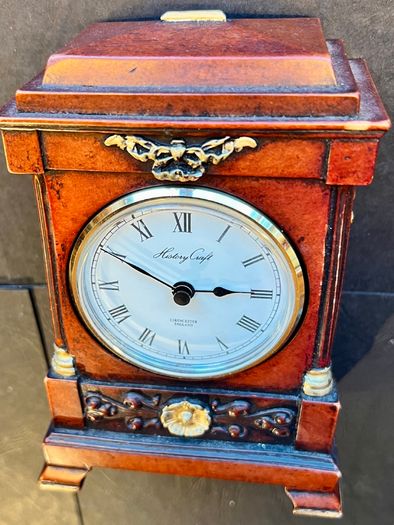 Mantelpiece clock