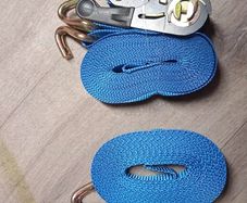 2 ratchet straps