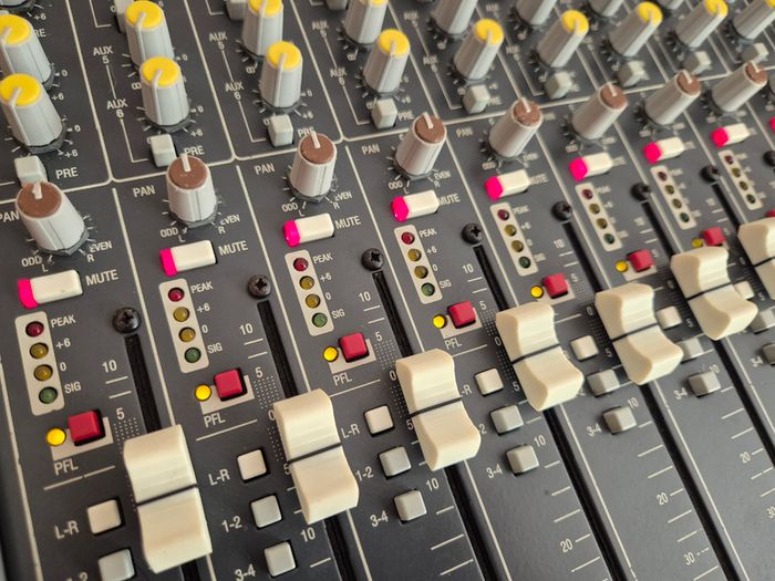 Allen & Heath GL2200 24-Channel Mixer in Flight Case