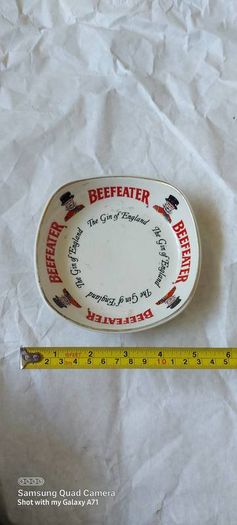 beefeater gin of England, advertising ashtray,,used good condition,,,buyer collects or pays postage thank you,,take as is ,,collectors item with smoking bans