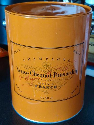 Rare collectable Veuve Clicquot champagne Paint tin collectable ice bucket with 4 unopened champagne bottle glasses