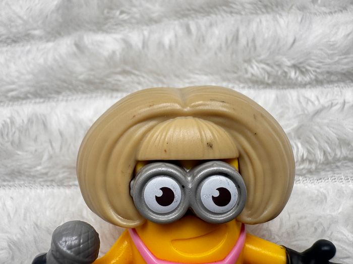 2019 Singer Mom approx. 5.5 cm. McDonald's Minion Action Figure Despicable Me Rise of Gru Used Please see photos