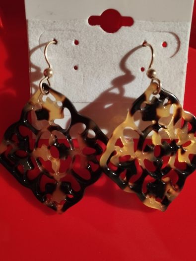 Arabesque earrings with a filigree pattern under the tortoise shell.