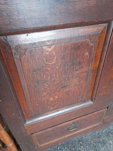 Antique Coffer / Mule Cest