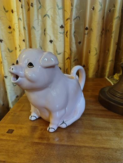 Ceramic Pig Container. Pale pink.