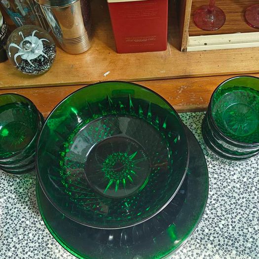Arcoroc France "Diamant" 1970s  green glass collection, featuring a diamond-cut geometric pattern, one large bowl, 8 smaller ones, 9 green glass plates, 20th century
