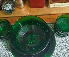 Arcoroc France "Diamant" 1970s  green glass collection, featuring a diamond-cut geometric pattern, one large bowl, 8 smaller ones, 9 green glass plates, 20th century