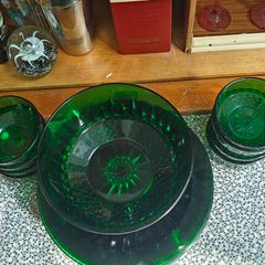 Arcoroc France "Diamant" 1970s  green glass collection, featuring a diamond-cut geometric pattern, one large bowl, 8 smaller ones, 9 green glass plates, 20th century