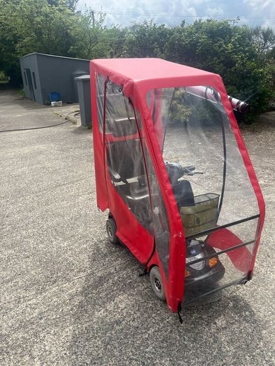 Mobility scooter with canopy