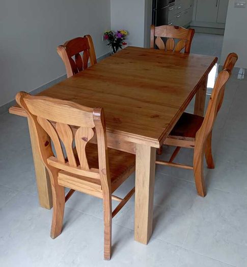 Expandable Solid Wood Kitchen Table with 4 chairs