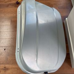 Roof box