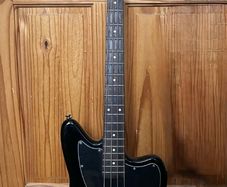 Fender Squire Short Scale Jaguar bass