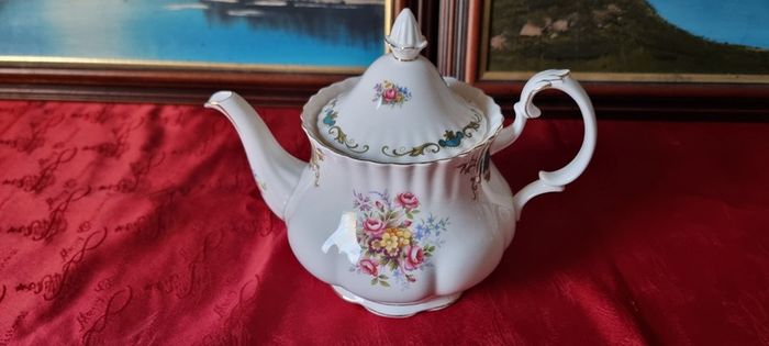 22 Piece Royal Albert Berkeley Bone China Gold Gilt Tea Set With Large Tea Pot For 6 Person Setting Made In England