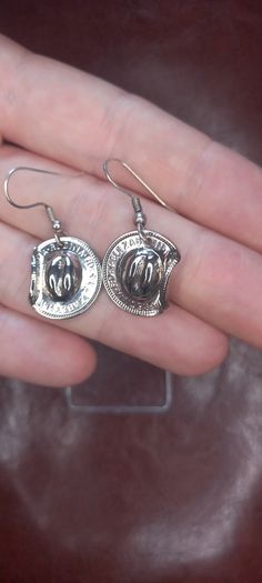 Vintage jewelry is sold individually for 5 to 10 euros