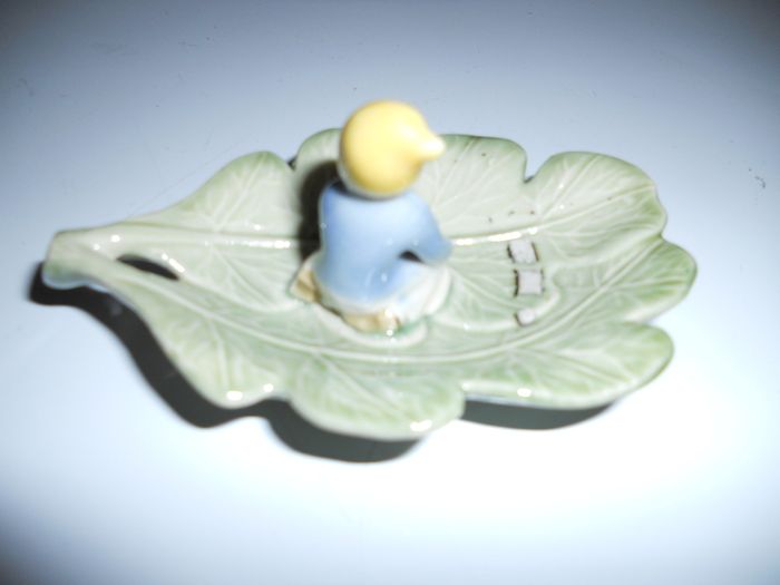 Vintage Irish Souviner By "Shamrock Pottery" (2.5"h x 4"L..approx)
