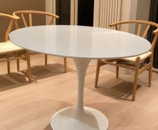 round dining table