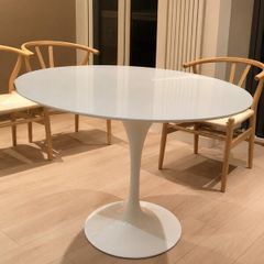round dining table