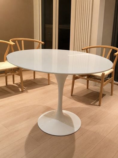 round dining table