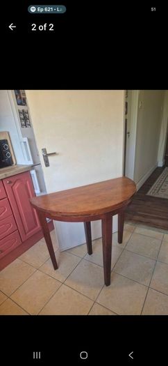 Folding round table