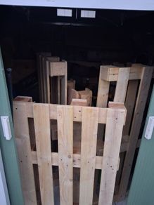 4 wood pallets