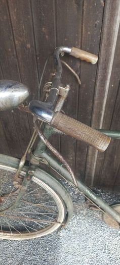 Antique Raleigh Roadster Bicycle  all originals for restoration project all works just needs tyres great original piece for the collection solid bike gears all work too