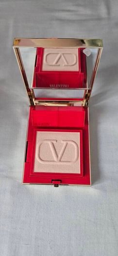Valentino Star Studs Edition Set Go Clutch Perfecting Powder 01 in very light & mini Lipstick 219A.